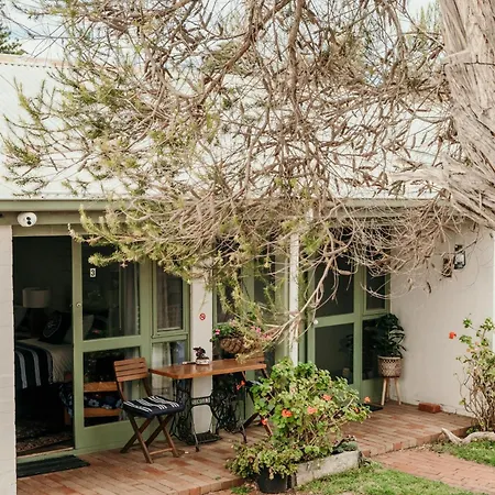The Wandering Whale Port Fairy Hostel Exterior photo