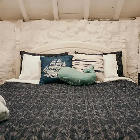 The Wandering Whale Port Fairy Hostel Exterior photo